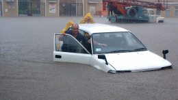 Будет только усиливаться: тропический ливень затопил улицы Владивостока