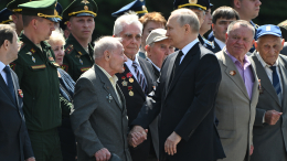 Не отпуская руку: Путин пообщался с ветеранами Великой Отечественной