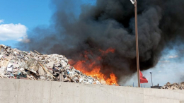 К тушению пожара на мусоросортировочном комплексе в Москве привлекли вертолет