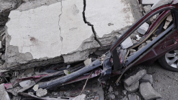 Бетонная плита рухнула с крыши дома на две иномарки в Москве — видео