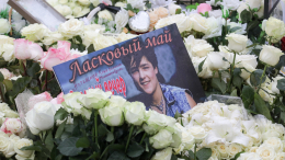 Слезы, букеты и плакаты: фанаты почтили память Юрия Шатунова в Москве