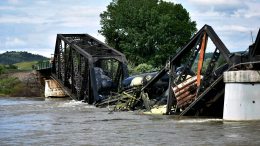 AP: в США в реку упал поезд с опасными веществами
