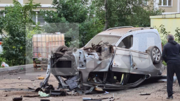 Машина взорвалась во дворе жилого дома в Москве — видео с места