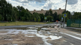 Улицы столичного района Чертаново затопило кипятком в результате аварии — видео