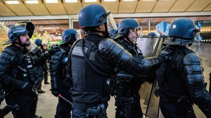 Беспорядки начались в пригороде Парижа после убийства полицией подростка