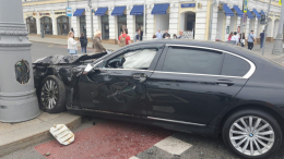 В центре Москвы мотоциклист проехал на красный, влетел в автомобиль и сбил пешехода