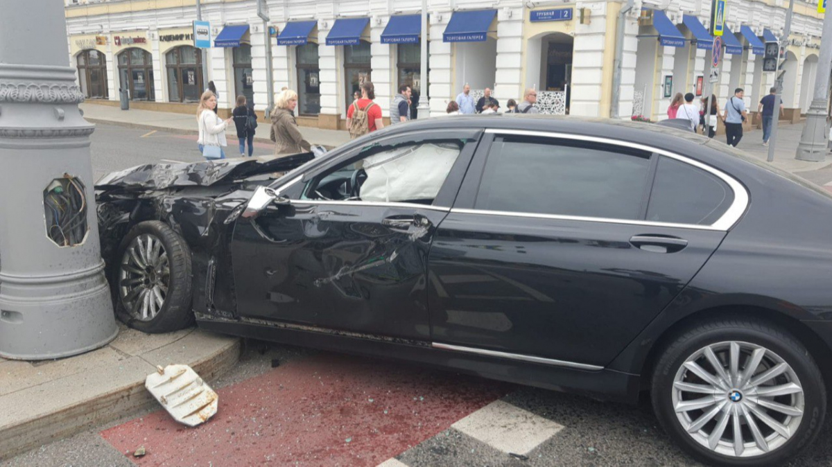 Видео: как мотоцикл влетел в автомобиль в центре Москвы