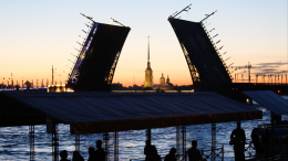 Экзотичный плейлист: жители Петербурга увидели звуковое шоу с «поющими мостами»