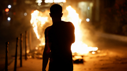 Улицы в огне: массовые беспорядки в Париже набирают обороты