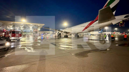 Опубликованы кадры искрящейся хвостовой части самолета в аэропорту Пулково