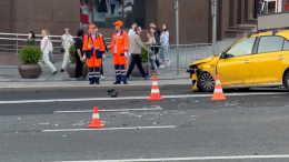 Такси и патрульная машина столкнулись у «Детского мира» в Москве