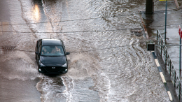 Непроходимые озера: мощная стихия обрушилась на улицы Санкт-Петербурга