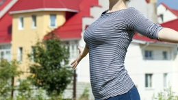 Кривая спина и дисморфия: что делать женщинам с шарообразной грудью