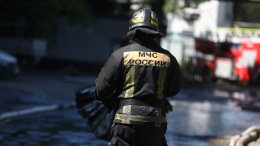 Спасатели потушили пожар на бывшей мебельной фабрике в Химках