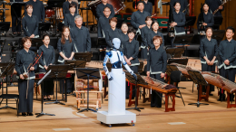 Есть нюанс: робот провел концерт оркестра как дирижер в Южной Корее