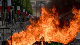 «Надо быть осторожным»: Макрон прервал молчание по беспорядкам во Франции
