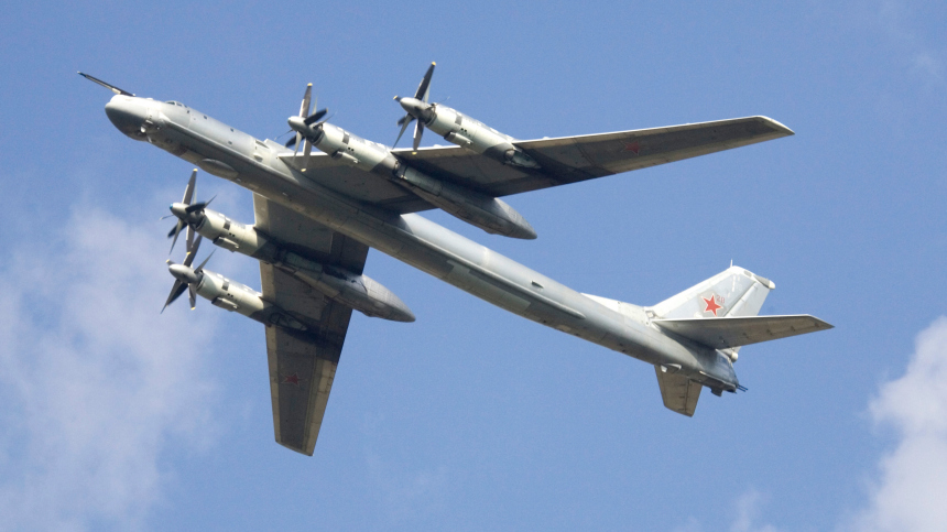 Ракетоносцы Ту-95мс выполнили плановый полет у побережья Аляски