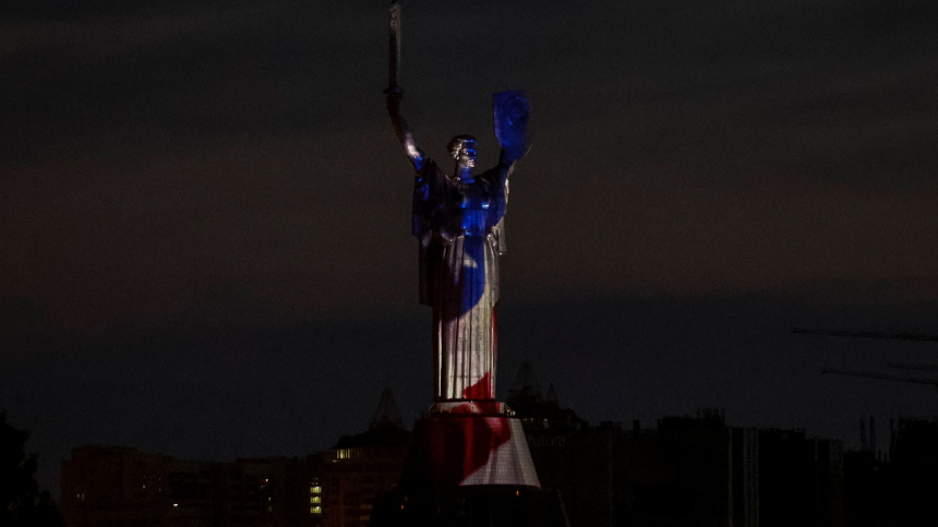 В Киеве памятник «Родина-мать» подсветили цветами флага США