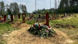 Цветы и игрушки: как выглядит могила убитого опекуншей Далера в Екатеринбурге
