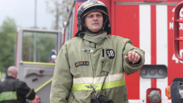 Спасатели локализовали пожар на складе с покрышками в Петербурге