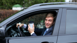 «Возникают риски»: как поездка в авто с открытыми окнами может привести к онкологии