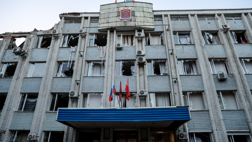 «Все покрыл мрак»: ракета ВСУ повредила этажи в здании администрации Волновахи