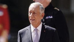 Президент Португалии упал в обморок из-за жары