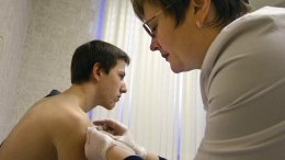 «Иммунитет — система нестабильная»: когда и кому нужна вакцинация от менингита