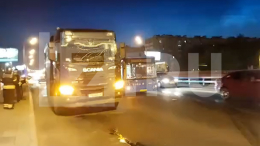 Опубликованы кадры с места ДТП в Москве, где столкнулись грузовик с автобусом