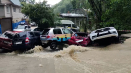 Плотина из автомобилей: ливень в Сочи затопил улицы и смыл в овраг машины