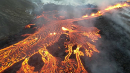 Извержение пробудившегося в Исландии вулкана сняли с высоты