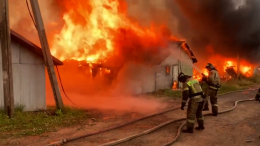 В Подмосковье МЧС ликвидирует крупный пожар, горят деревянные постройки