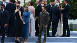 Чужой среди своих: фото Зеленского на саммите НАТО стало мемом