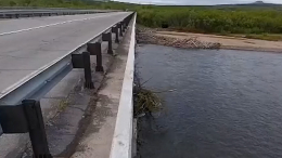 Подростки на Колыме скинули с моста беременную девушку, чтобы утопить и ограбить
