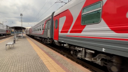 По трое в ряд: из-за чего возникли проблемы с местами в поезде Сухум — Петербург