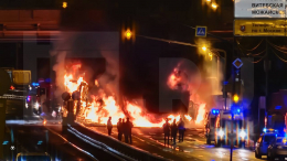 Огненное ДТП: два грузовика столкнулись в Москве, один из них сразу же загорелся