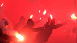 Файеры и крики: футбольные фанаты устроили дебош в электричке в Казани