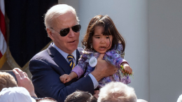 «Какой-то старик лезет лицом»: почему президента США Джо Байдена боятся дети
