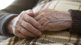 Победа над тряской рук: методы борьбы с тремором у пожилых людей