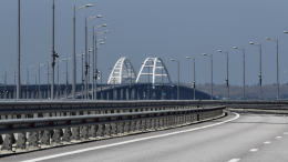На пролетах Крымского моста повреждено дорожное полотно