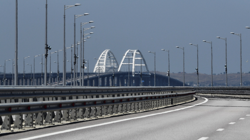 На пролетах Крымского моста повреждено дорожное полотно
