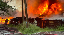 Мощный пожар вспыхнул на территории деревянного квартала в Архангельске