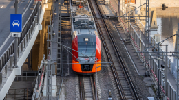 Поезд из-за рельса повредил платформу на станции в Москве — эксклюзивные кадры