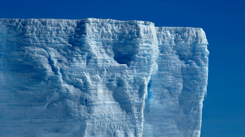 Крупнейший на Земле айсберг начал активный дрейф вдоль Антарктиды