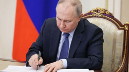 Путин продлил действие специальных экономических мер в ответ на санкции до 2025 года