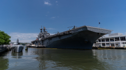 США готовятся усилить присутствие в Ормузском проливе двумя десантными кораблями
