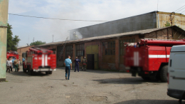 Огонь охватил большой склад с макулатурой в Ростовской области