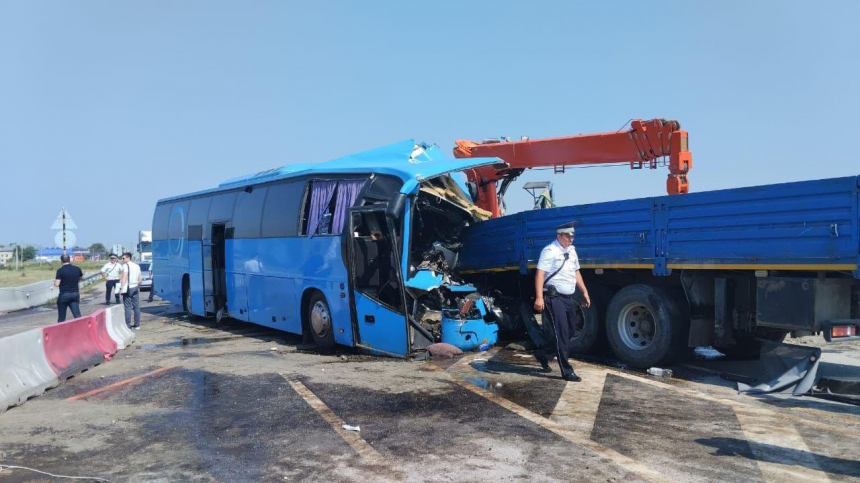 КАМАЗ протаранил рейсовый автобус с людьми в Кабардино-Балкарии