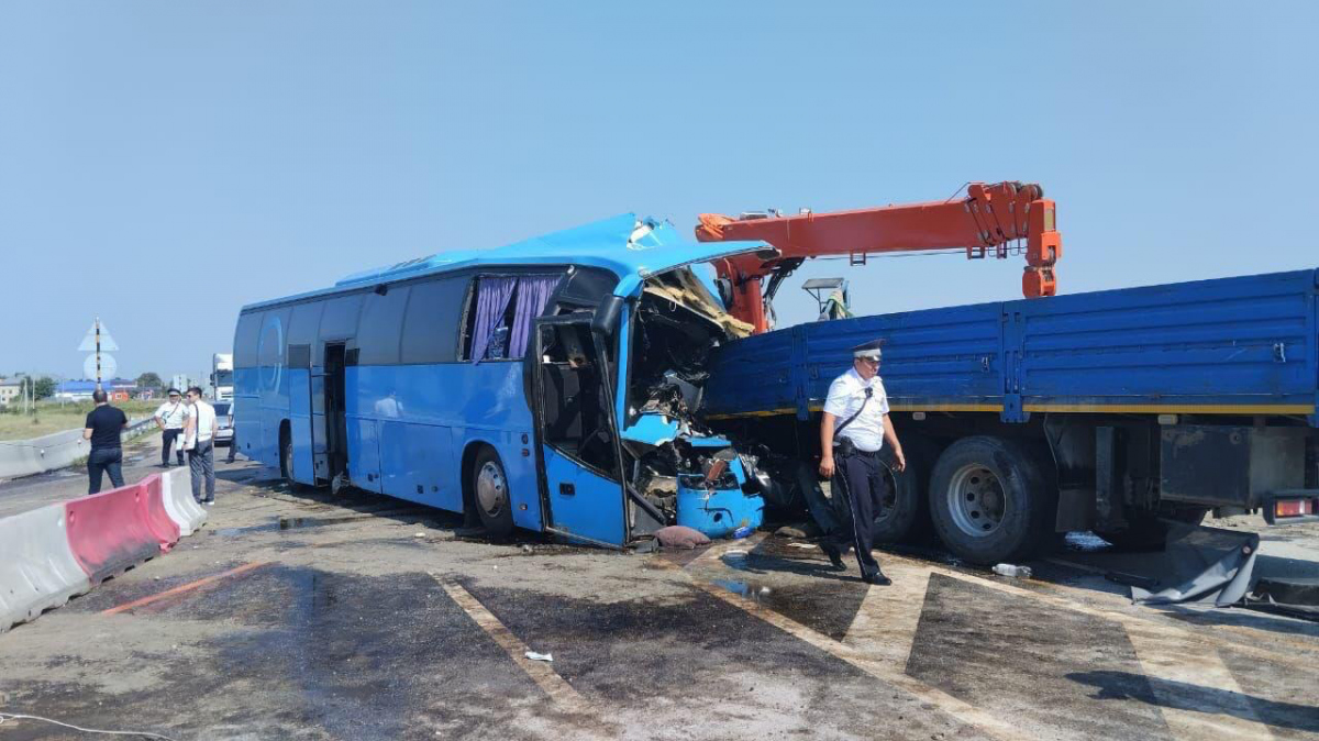 КАМАЗ протаранил рейсовый автобус с людьми в Кабардино-Балкарии | Новости |  Пятый канал