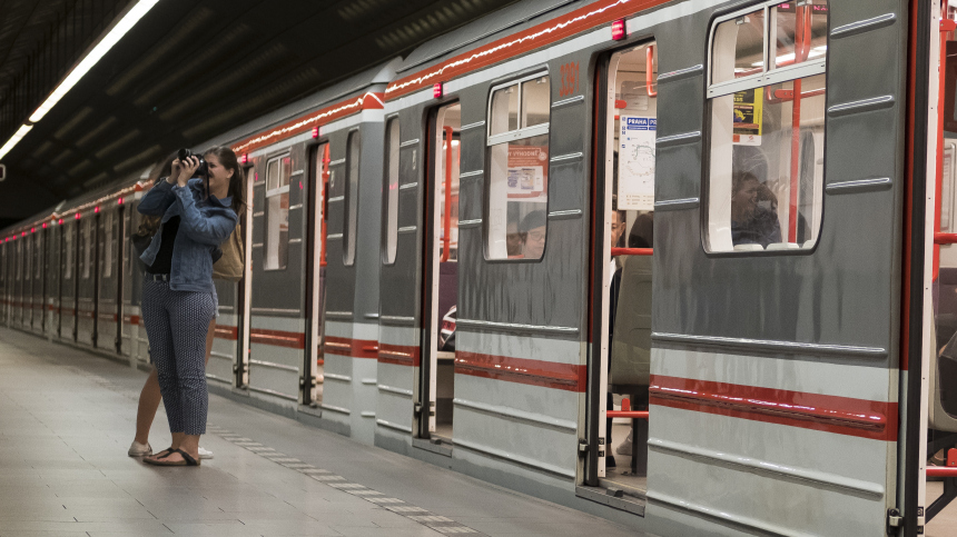 Беженку с Украины возмутила надпись на русском языке в пражском метро